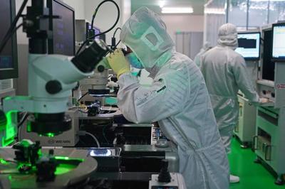技術人員在南昌大學國家硅基LED工程技術研究中心對芯片進行電性測試(2024年4月3日攝)。新華社記者 萬象 攝